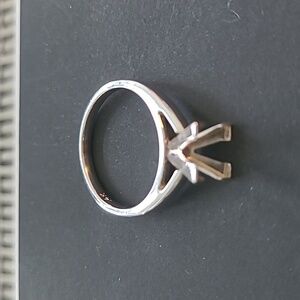 New 14k 3.5g white gold solitaire setting for 1.5 to 1.6 stone. SIZE 7.